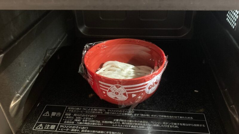 ぐんぐんうどんを電子レンジに入れている様子