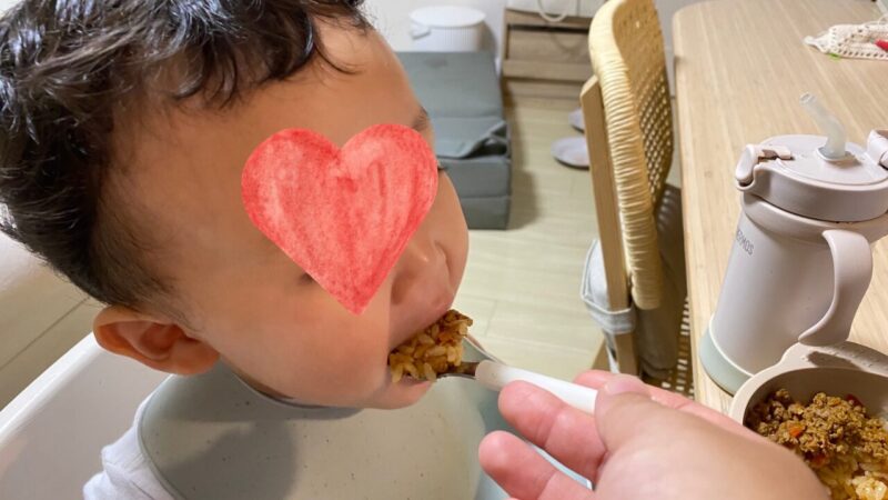 ホーミールを食べている息子