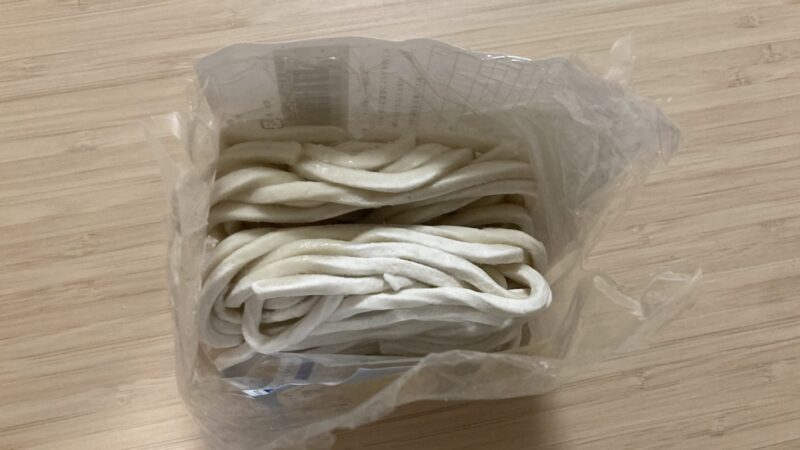 ぐんぐんうどんが袋からむき出しになっている写真